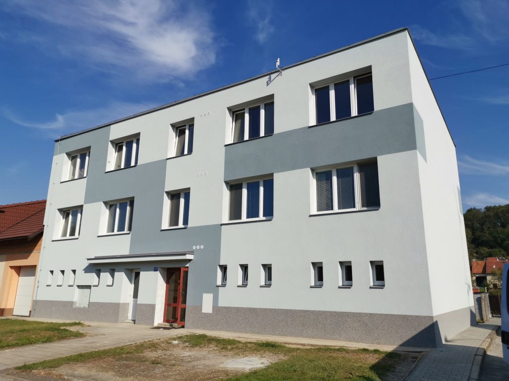 Ukázka provedených opatření pro bytový dům v Bučovicích firmou HNK revital s.r.o. Vyřízení financování, zpracování projektové dokumentace, kompletní zateplení obálky domu, výměna vstupních dveří, výměna sklepních oken.