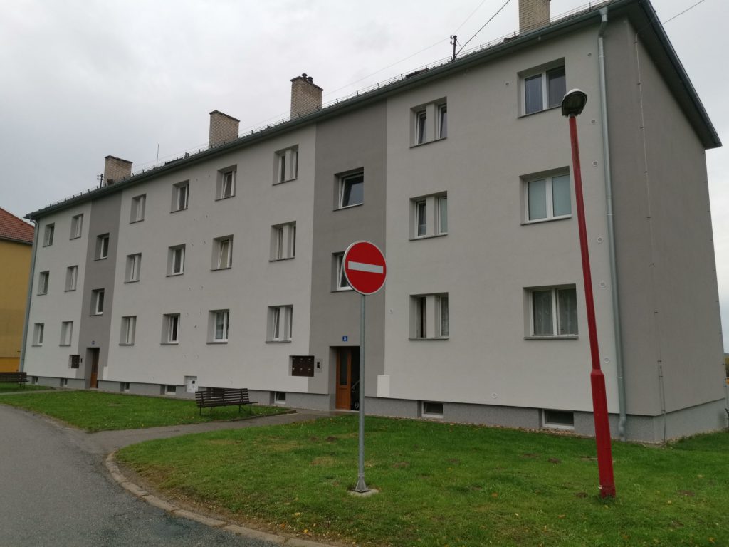 Ukázka provedených opatření pro bytový dům v Dolní Rožince firmou HNK revital s.r.o. Vyřízení financování, zpracování projektové dokumentace, kompletní zateplení obálky domu, zateplení podlahy půdy minerální foukanou izolaci.