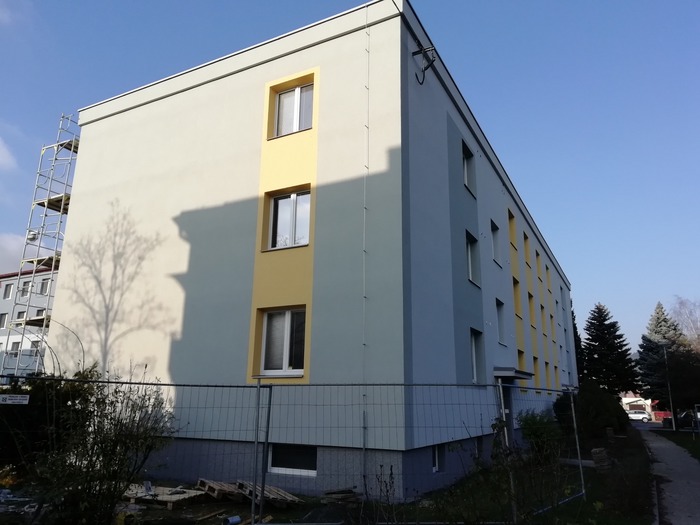 Ukázka provedených opatřen pro bytový dům ve Vsetíně firmou HNK revital s.r.o. Kontaktní zateplovací systém - fasáda, průkaz energetické náročnosti budov, střešní plášť - plochá střecha, zateplení soklu, generální oprava balkonů, zpevněné plochy a terénní úpravy kolem domu.